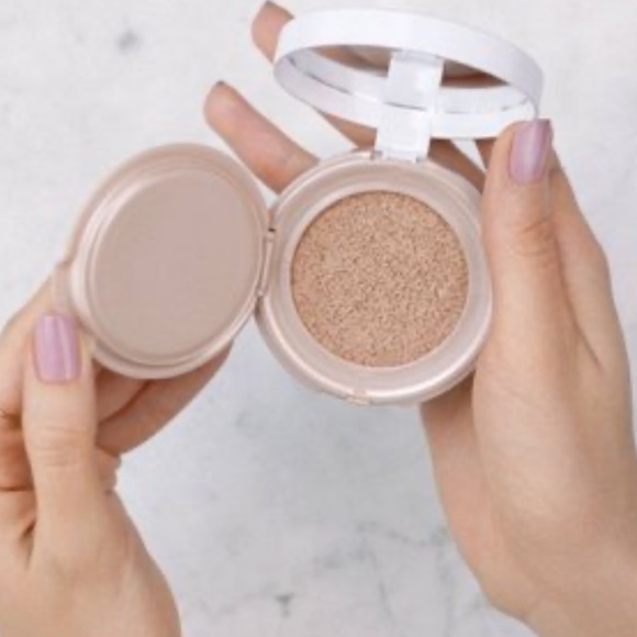 NEW Maybelline Dream Cushion Fresh Face Liquid On-the-Go Foundation in Porcelain - Picture 3 of 3